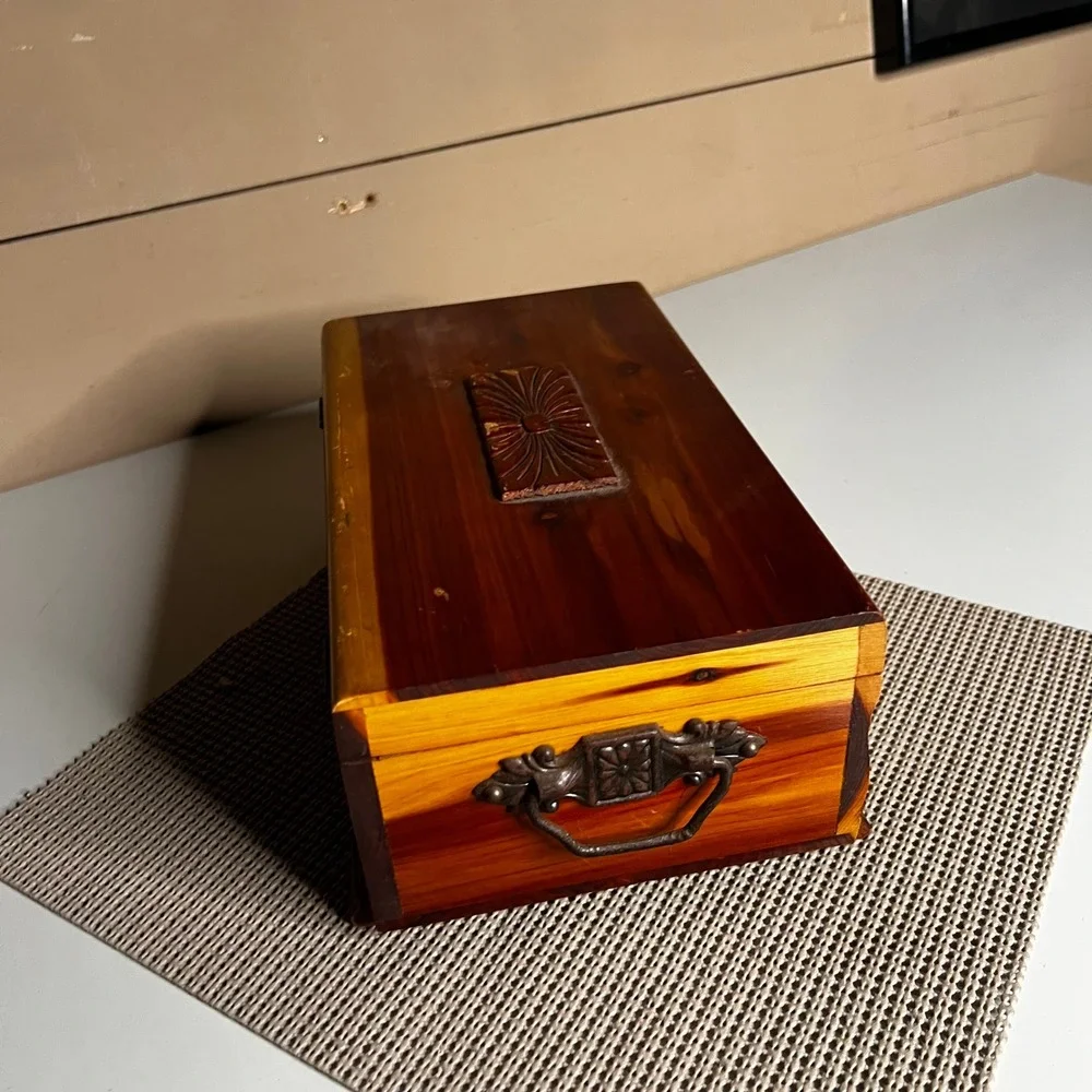 Vintage Hand‎ Carved Cedar Wood Jewelry Box Keepsake Chest Footed Latch 1950s